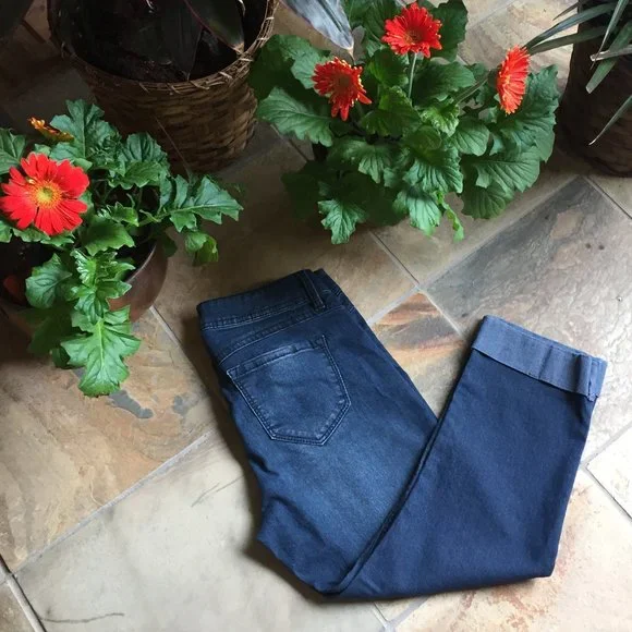 a.n.a. Cuffed-Hem Stretch Crop Jeans (like NEW) - Picture 6 of 11